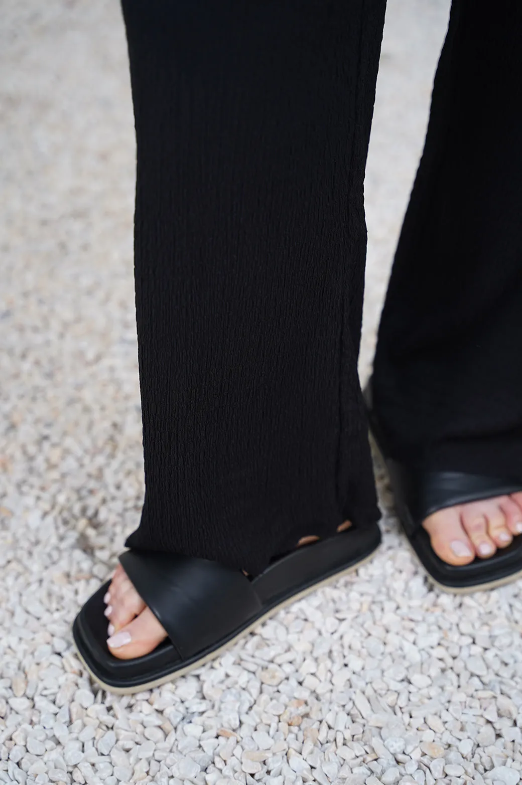 TEXTURED STRETCHY PANTS